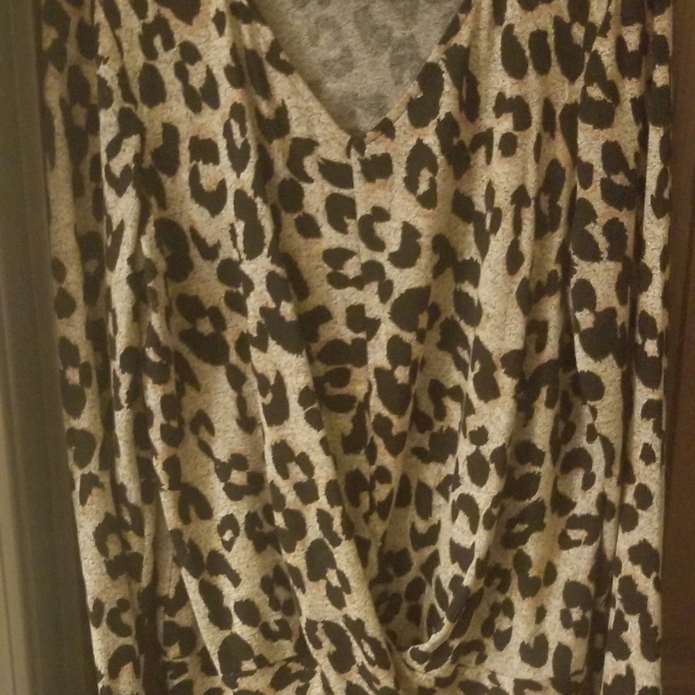 Maurice's leopard print long sleeve top, (M)- NWOT
